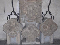 Canet de Mar - Creu de Pedracastell, pedres salvades de la destrucci i depositades actualment a la parroquia de Sant Pere i Sant Pau.