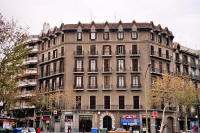 Barcelona: Casa Bernard Martorell al Carrer Gran Via de les Corts Catalanes, 669 i Roger de Flor, 130  Arquitecte Bernard Martorell i Puig (Fotografia: Valent Pons i Toujouse)