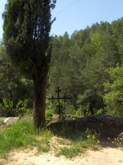 Cementerio de Olius - Una sencilla cruz de hierro forjado