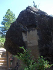 Cementerio de Olius - Panteón en la piedra natural.