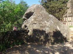 Cementiri d'Olius - Panteó aprofitant una pedra natural.