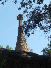 Cementerio de Olius - Una vista de la cruz de cuatro ramas.