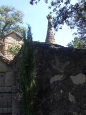 Cementerio de Olius - Piedra, encinas, cipreses y una cruz al fondo.