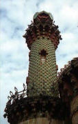 Gaudí: Torre de El Capricho de Comillas con abundante decoración cerámica.