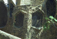 Gaudí: Ventanales y vidrieras de la Colonia Güell desde el exterior.