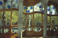 Gaudí: Casa Batlló. Vidrieras en la fachada principal.