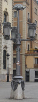Gaud: Fanal de tres braos al Pla del Palau de Barcelona