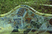 Gaudí: Detalle de la parte anterior del banco ondulado del Park Güell. 