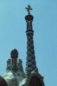 Gaudí: Tejado y Torre de la Tienda del Parc Güell totalmente recubiertos de cerámica.