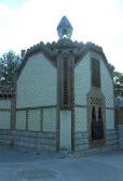 Gaudí: Pabellones Güell con paredes exteriores totalmente cubiertas de cerámica.