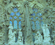 Gaudí: Sagrada Família  Vidriera central en la fachada de la Natividad vista desde el exterior.
