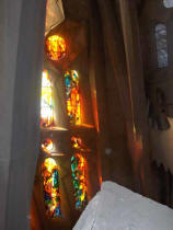 Sagrada Família: Vidrieras del transepto lado fachada de la Pasión desde el interior.