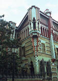 Gaudí: Casa Vicens, con una profusa decoración cerámica.