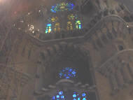 Gaudí: Sagrada Família Vidrieras del transepto de la fachada de la Natividad desde el interior.