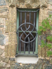 Gaud: Reixa d'una de les finestretes del semi-soterrani de la Torre Bellesguard.