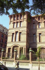 Tarragona: Escola de les Teresianes, torre lateral. Arquitecte Bernard Martorell i Puig