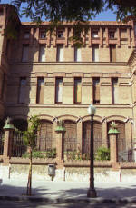 Tarragona: Escola de les Teresianes, Cos lateral de l'edifici. Arquitecte Bernard Martorell i Puig