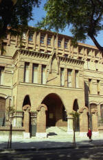 Tarragona: Escola de les Teresianes, entrada principal. Arquitecte Bernard Martorell i Puig