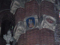 Monestir de Vaqlldonzella: Un escut d'una Mare Priora a una de les columnes del creuer - Arquitecte Bernard Martorell i Puig