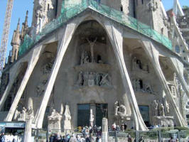 Gaud: Sagrada Familia  Fachada de la Pasin  Vista general del prtico