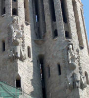 Gaud: Sagrada Familia  Fachada de la Pasin  Torres dels apstols Toms y Felipe