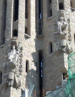 Gaud: Sagrada Familia  Fachada de la Pasin  Torres de los apstoles Santiago el Menor y Bartolom