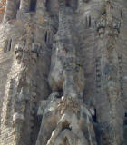 Gaud: Sagrada Famlia  Clochers avec les images des aptres Bernab et Simon et la montagne de Montserrat au milieu