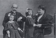 Foto familiar de Pau Pujol i Vila (1851-1927) con su mujer e hijas. Procedencia de la  família Pujol Asmarats. AMEL (Archivo Municipal de Esplugues de Llobregat)