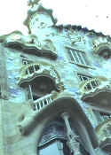 Gaud: Casa Batll, Lateral fachada y cruz