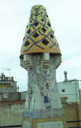 Gaud: Palau Gell Chimenea amarilla con listas azules