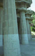 Gaud   Park Gell   Columnes inclinadas a l'exterior de la sala hipstila