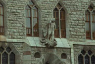 Gaud:  Maison   Faade avec la statue de Saint Georges