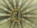 Gaud: Sagrada Famlia  La cripta  Clau de volta amb la representaci de l'Anunciaci