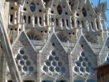 Gaud: Sagrada Familia - El claustro junto al Baptisterio - Frontones