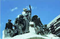 Llimona: Monumento al Dr Robert Grupo frontal