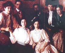 Isaac Albéniz en el centro atrás, con su familia