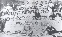 El personal de la fábrica Pujol i Bausis hacia el año 1904. Procedencia Remei Artigas. AMEL
