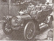 Ramon Casas amb el seu cotxe (1.908), quan treia a passeig Apel·les Mestres, per primera vegada en 14 anys.