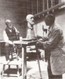 L'escultor Victor Moré, realitzant el retrat d'Apel·les Mestres.
