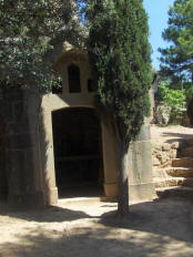 Cimeti�re d'Olius - Mausol�e avec chapelle.