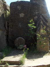 Cementiri d'Olius - Tomba dels rectors amb estela circular