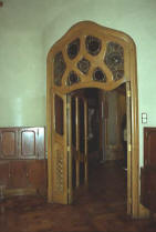 Gaud�: Casa Batll�. Una porta amb vidriera.