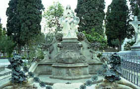 Reyn�s: Cementerio de Sitges Pante�n A. Serra F.