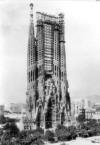 Gaud�: La Sagrada Familia con la torre de San Bernab� acabada en el a�o 1926