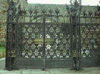 Dom�nech i Montaner: Cementerio de Comillas Reja de Puerta