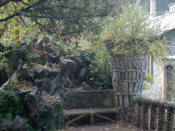 Gaud�: Jardins Artigas,  Petite place avec banc i jardini�re