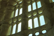 Gaud�: Sagrada Fam�lia -  Baie encore sans ses vitraux