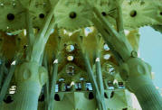 Gaud�: Sagrada Familia -  B�vedas y columnas de soporte de las naves