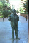 Gaud�: Propri�t� Miralles (Statue de Gaud�) � Barcelone
