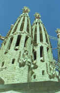 Gaud�: Sagrada Familia  Fachada de la Pasi�n  Campanarios